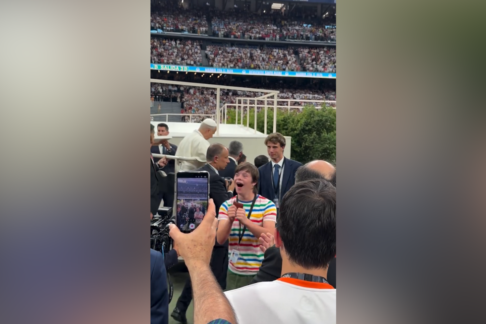 Momento emotivo: jovem corre para entregar desenho ao Papa em Madrid