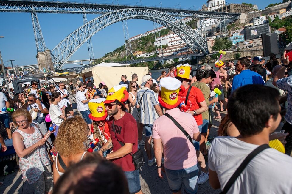 As festas de São João, no Porto, celebram-se anualmente na noite de 23 para 24 de junho