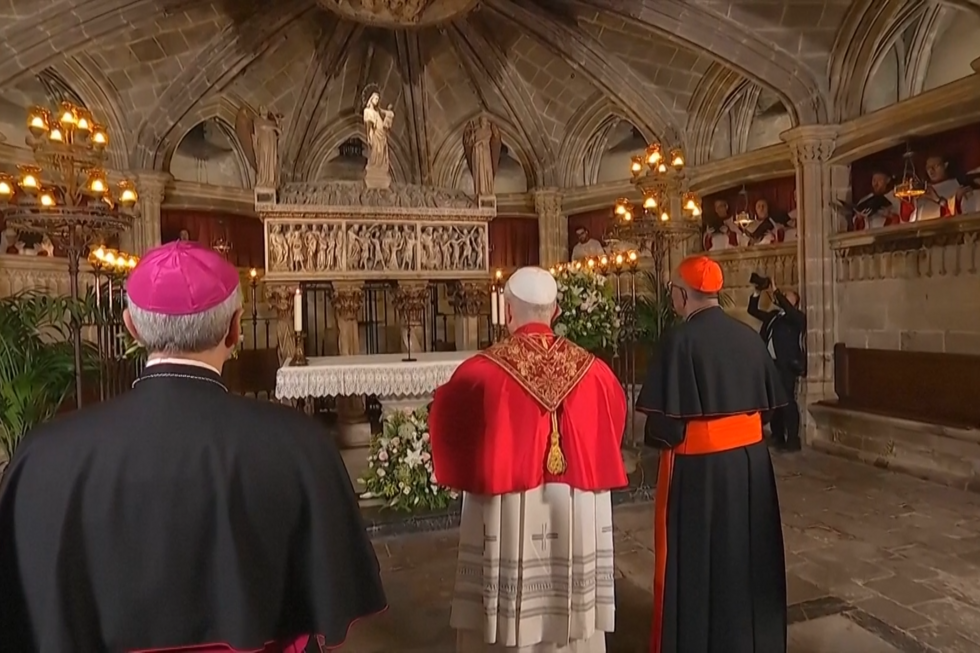 Papa Leão XIV surpreende fiéis ao falar catalão em oração na Catedral de Barcelona 