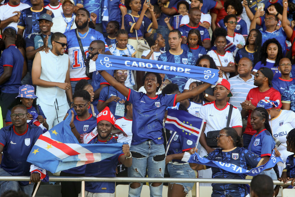 Adeptos da seleção de futebol de Cabo Verde festejam durante o jogo de qualificação para o Mundial2026