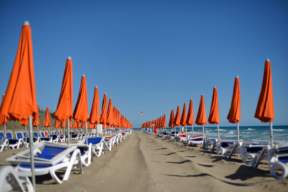 Chapéus de sol em praia italiana