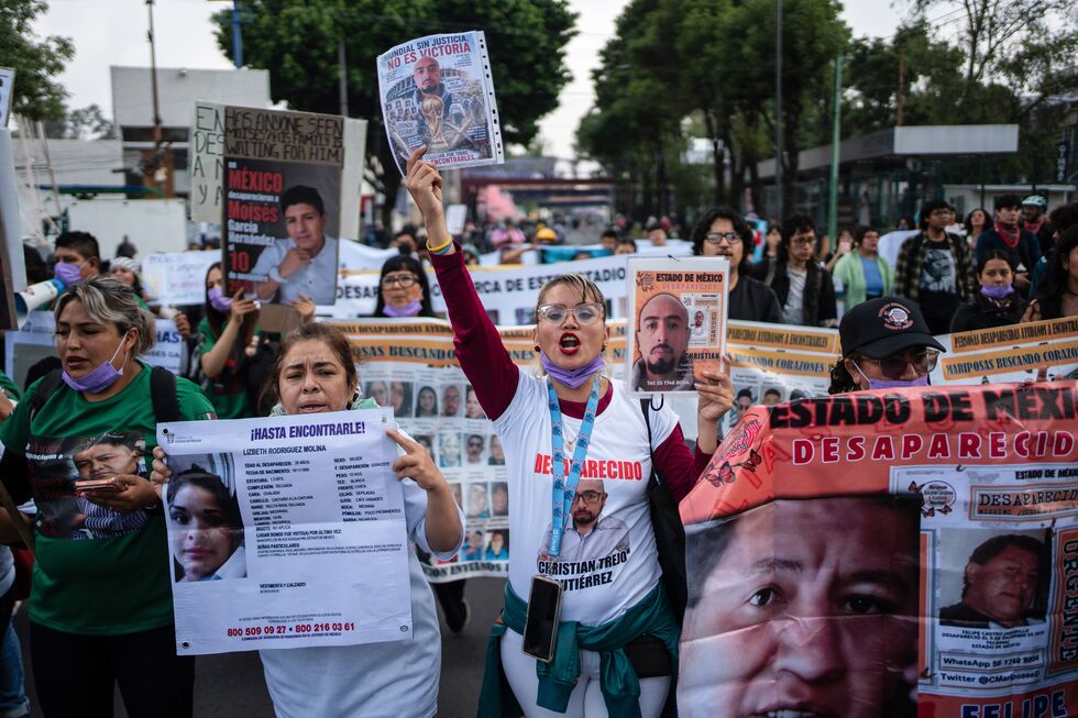 Pessoas protestam antes do início do Campeonato do Mundo