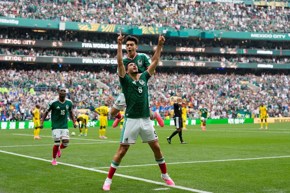  Jogador mexicano Raúl Jiménez comemora o segundo golo