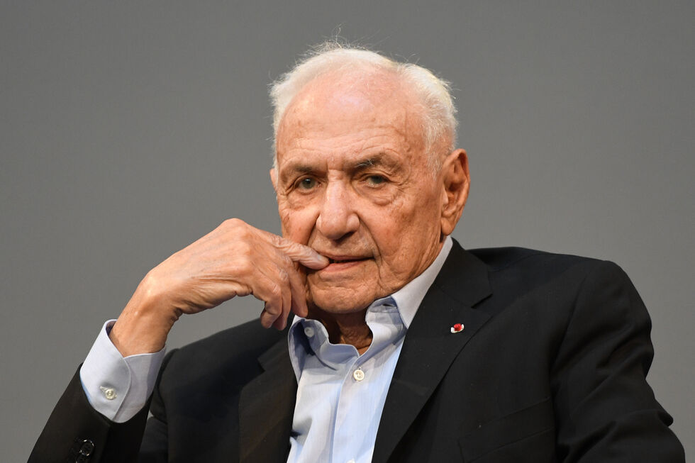 A exposição, que pode ser vista em Serralves até ao final do ano, revisita o trabalho de Frank Gehry (1929-2025), um dos grandes nomes da arquitetura mundial das últimas décadas