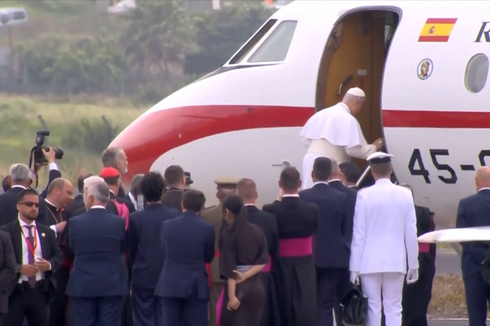 Rei de Espanha empresta avião a Papa Leão XIV após avaria no voo de regresso a Roma