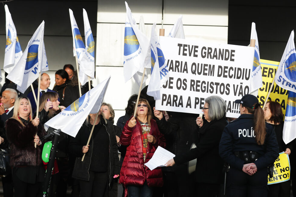 Trabalhadores das Conservatórias do Registo Civil em protesto