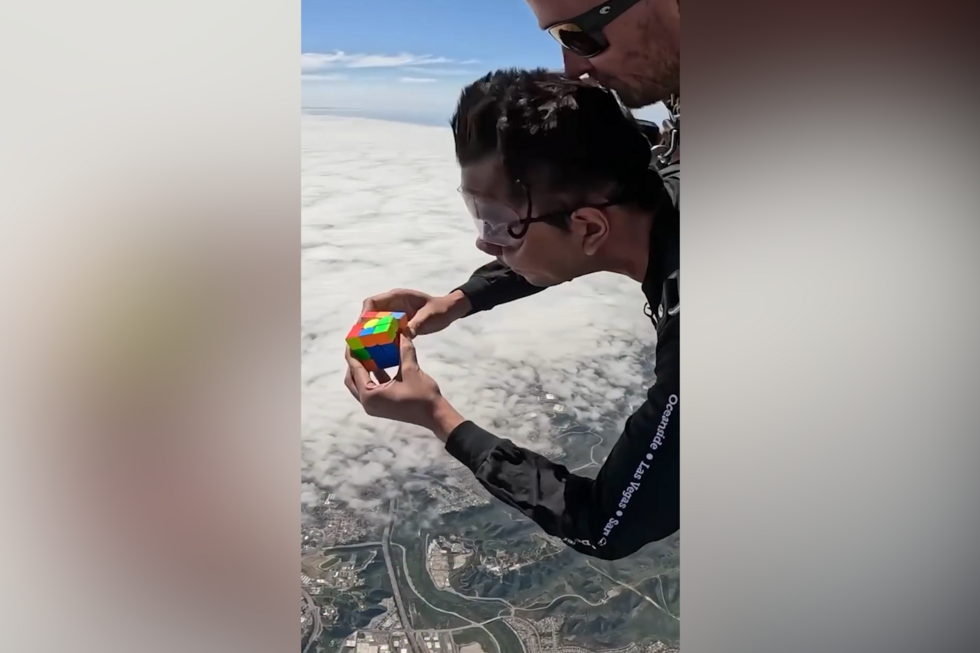 Novo recorde mundial: paraquedista resolve dois cubos de Rubik a 4 mil metros de altura e entra para o Guinness