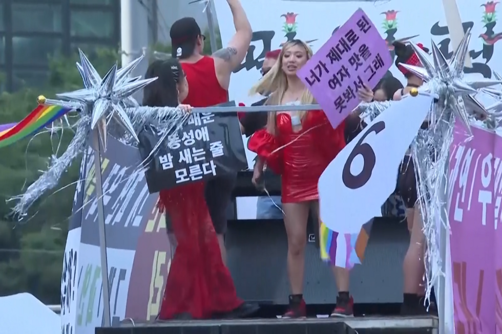 Marcha LGBTQ+ reúne milhares de pessoas no centro de Seul