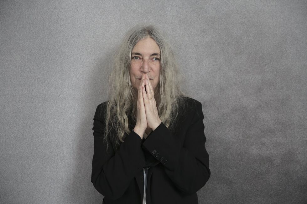 Escritora, cantora e compositora, hoje com 79 anos, Patti Smith publicou em 2025 este livro, que chegou em abril deste ano a Portugal