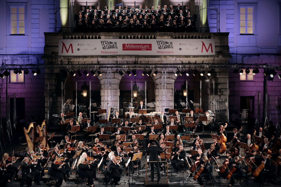 Em anos anteriores, o Festival ao Largo decorreu no largo fronteiro ao Teatro Nacional de S. Carlos