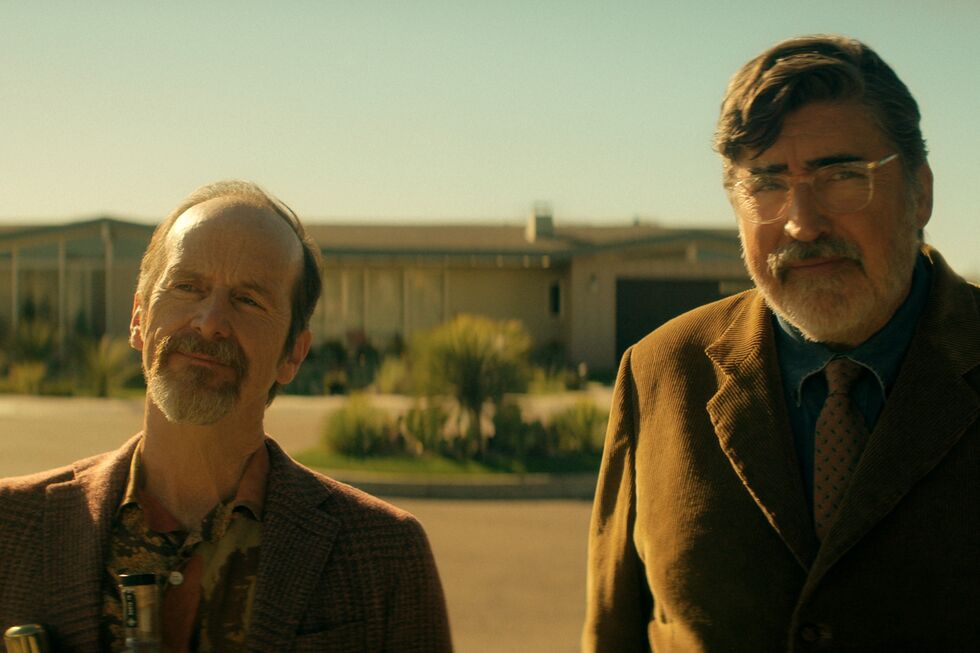 Denis O'Hare (à esquerda) e Alfred Molina são parte do elenco
