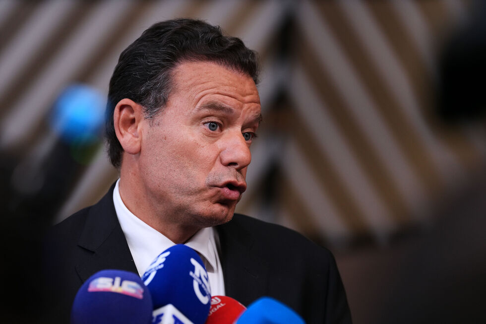 Luís Montenegro falou aos jornalistas a partir de Bruxelas