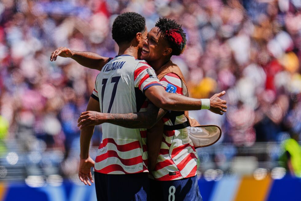 Malik Tillman e Weston McKennie celebram passagem à fase seguinte da prova