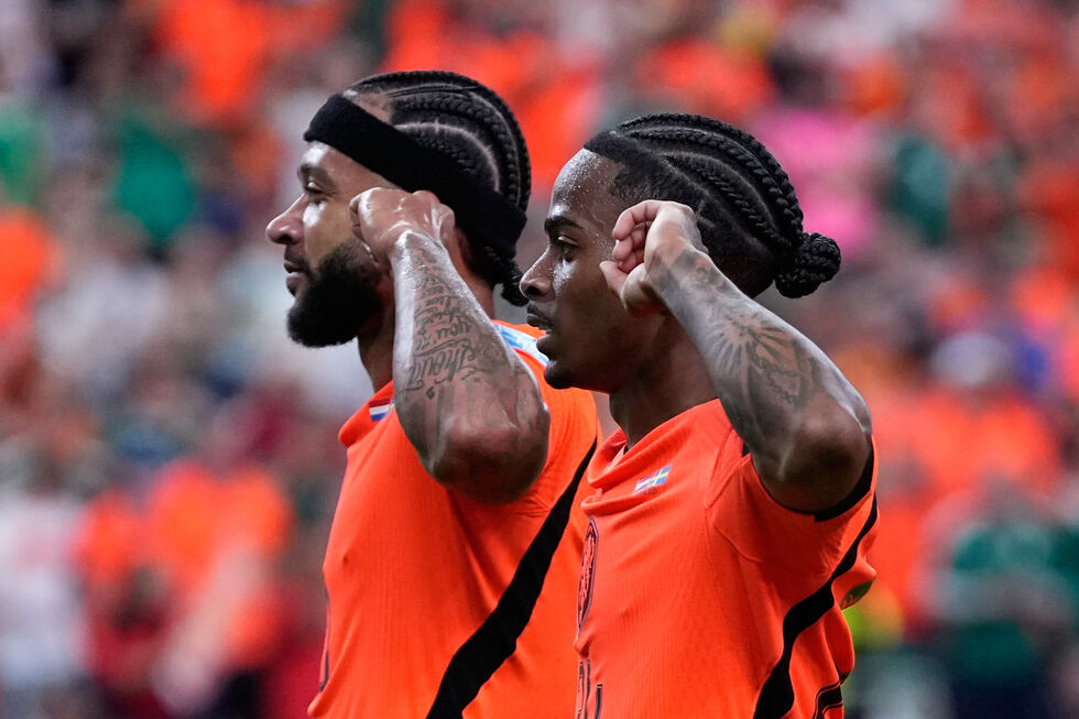 Crysencio Summerville celebra com Memphis Depay vitória dos Países Baixos