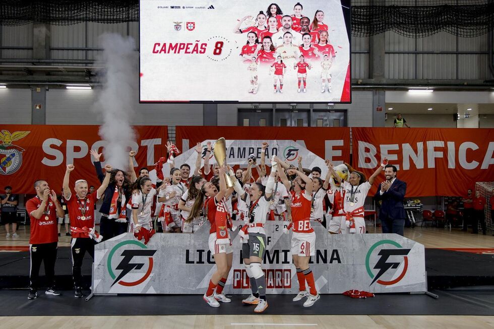 Jogadoras de futsal do Benfica celebram o título