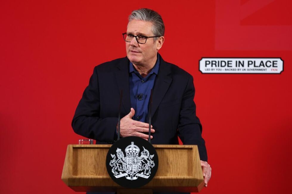 Keir Starmer luta para salvar o cargo após críticas por ter nomeado Mandelson como embaixador nos EUA