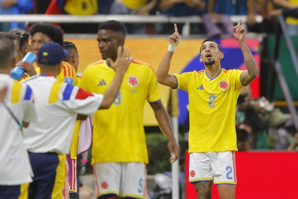 Daniel Muñoz celebra o golo