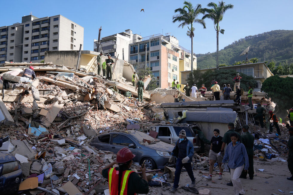 Equipas de resgate procuram sobreviventes nos escombros após dois sismos terem abalado a Venezuela 