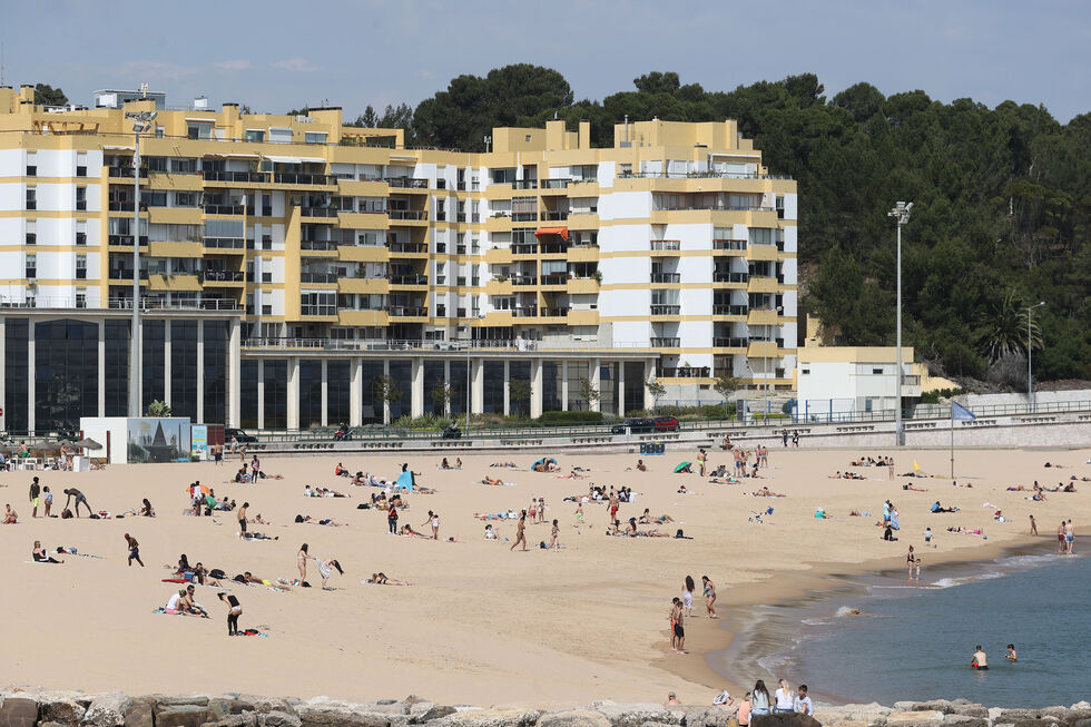 Praia de Santo Amaro de Oeiras reaberta a banhos após foco de poluição