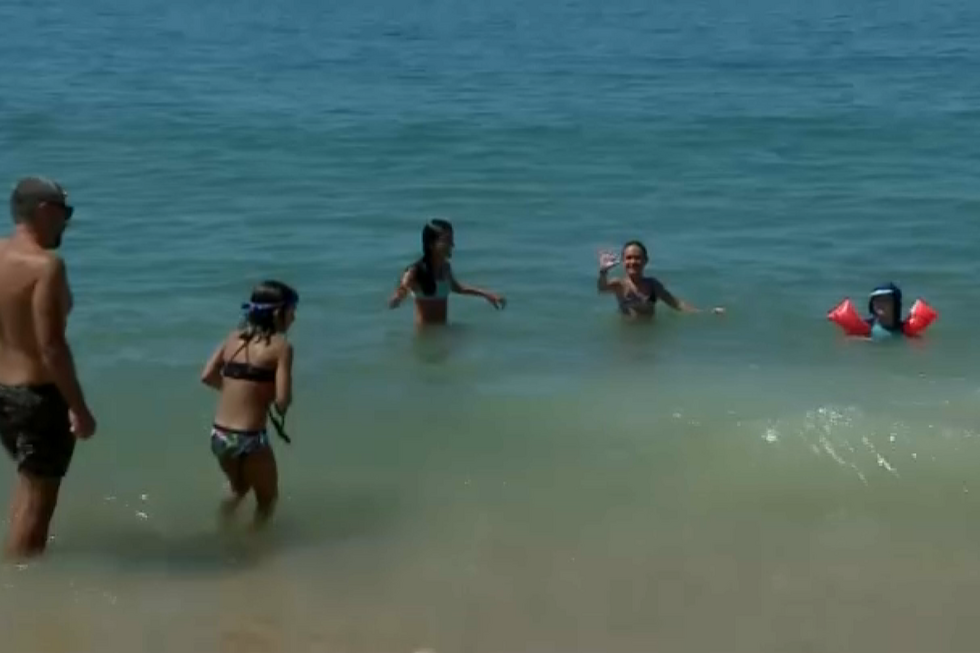 Banhistas aproveitam para se refrescar 