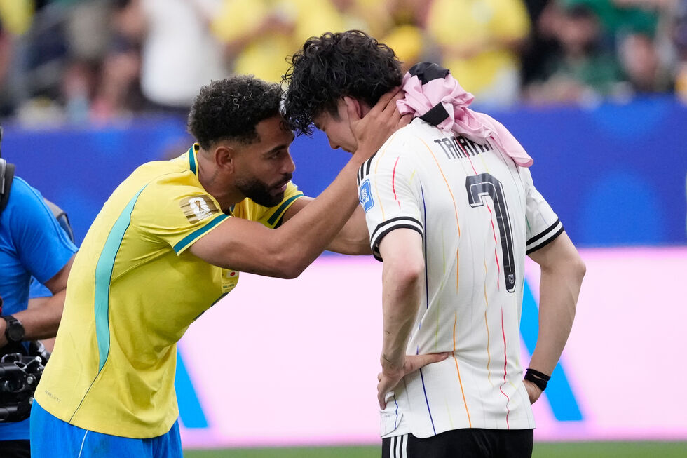 O brasileiro Matheus Cunha consola Ao Tanaka, do Japão