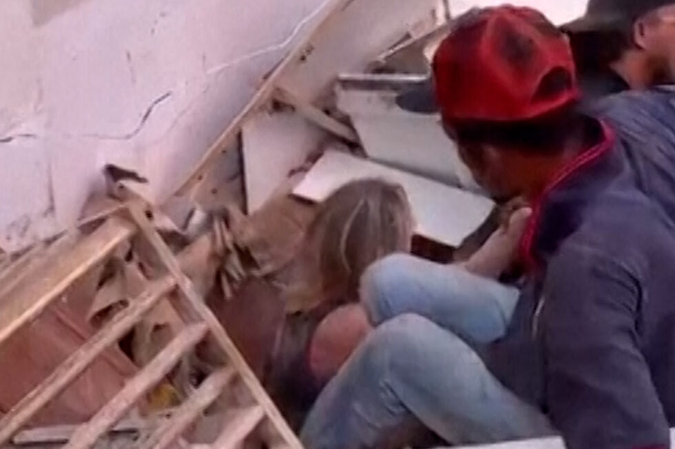 O momento em que uma mulher de 71 anos é retirada dos escombros na Venezuela  