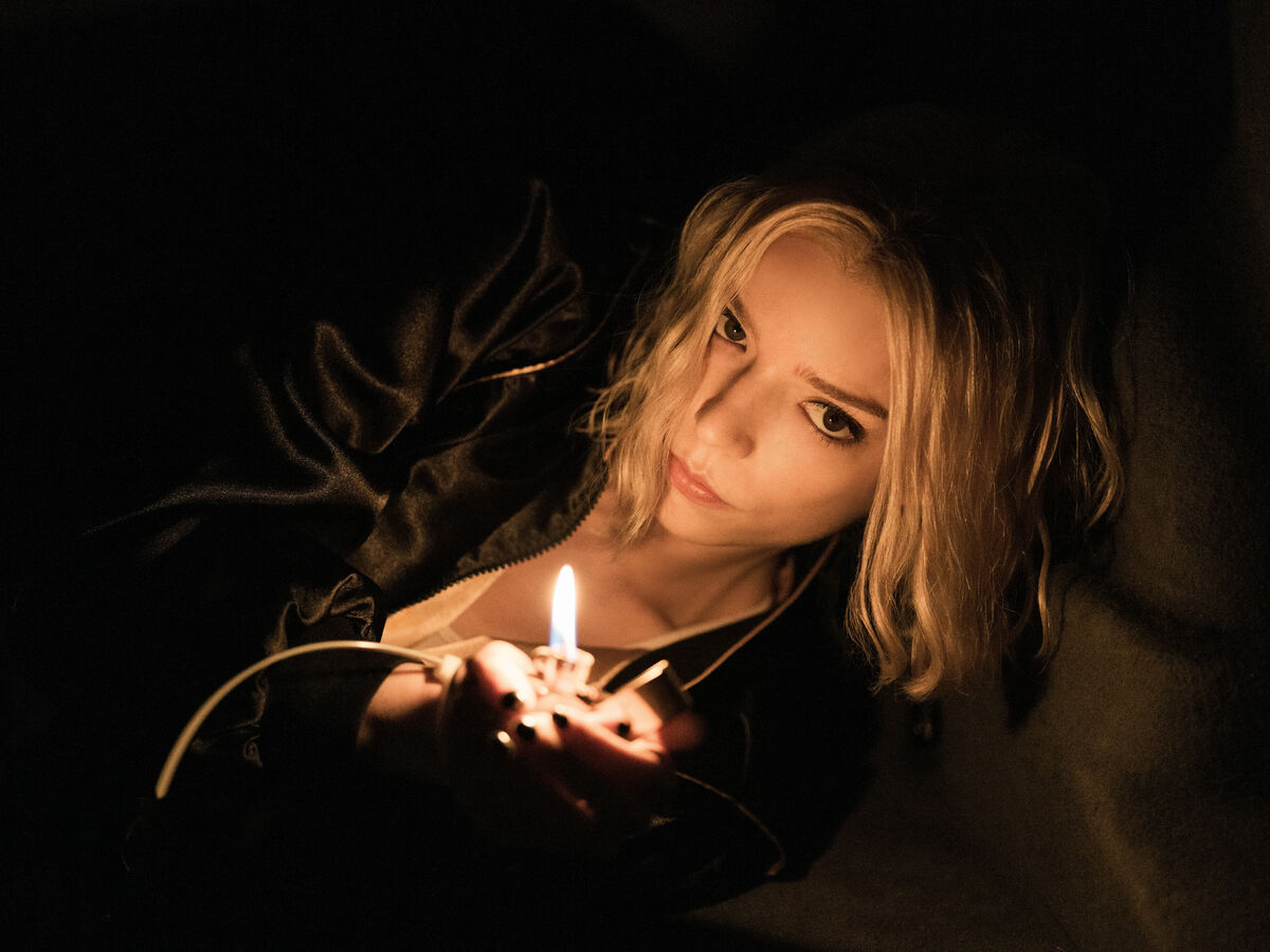 "Lucky": uma boa série de verão com a força da natureza Anya Taylor-Joy