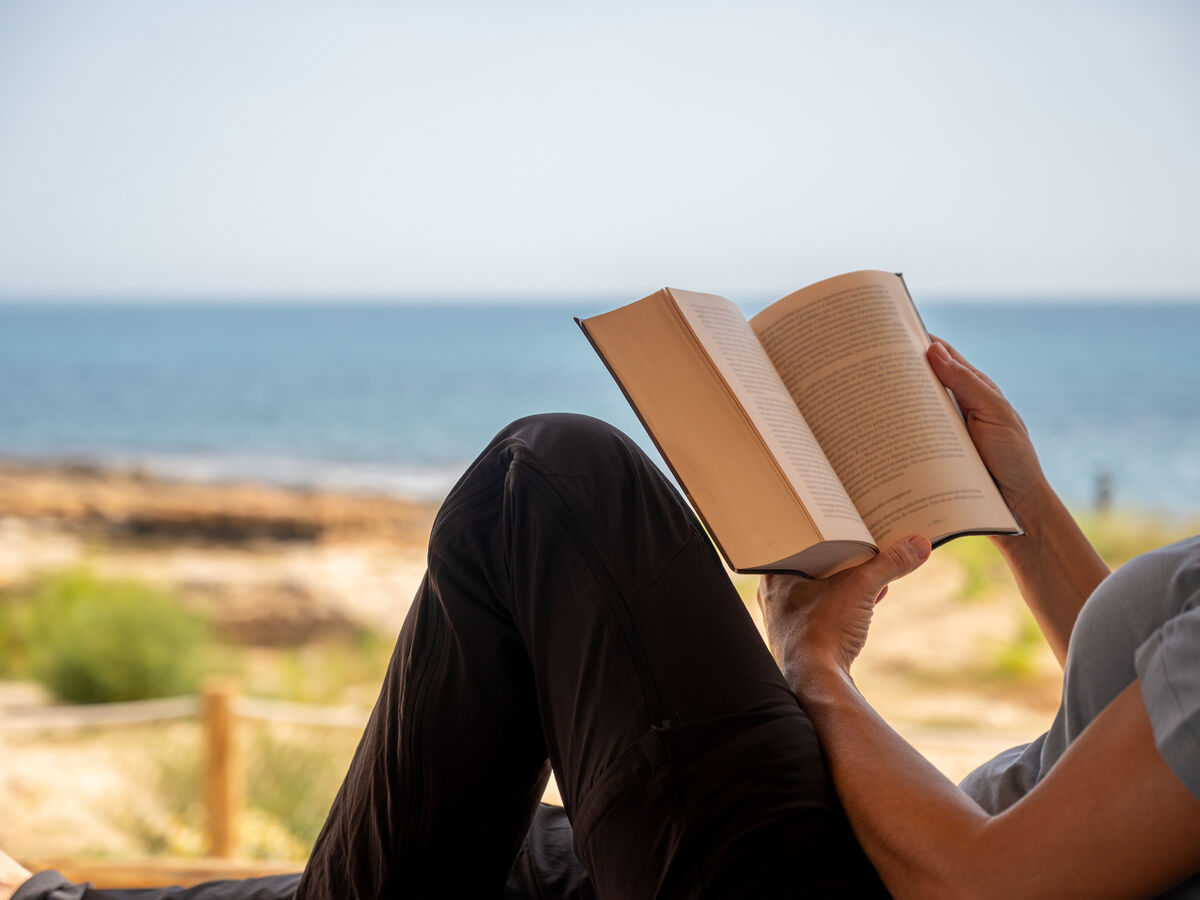 Férias de livro na mão: os melhores para levar para a praia