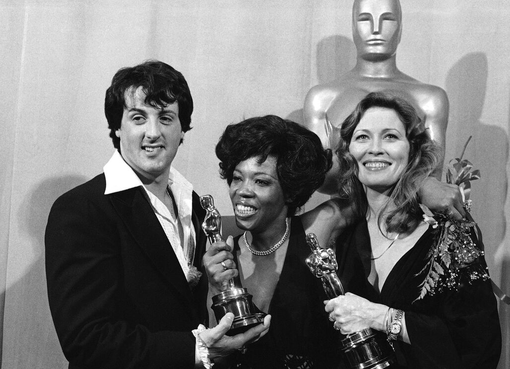 Sylvester Stallone, Eletha Finch e Faye Dunaway na cerimónia dos Óscares, em 1976