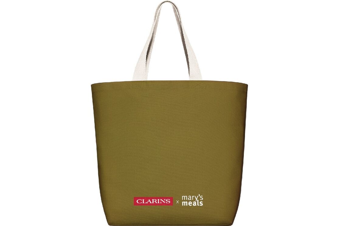 Sacola verde Clarins x Mary's Meals apoia a educação