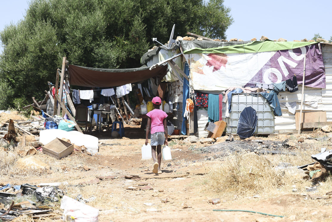 Um ano depois da demolição do bairro, persistem cerca de seis dezenas de habitações improvisadas