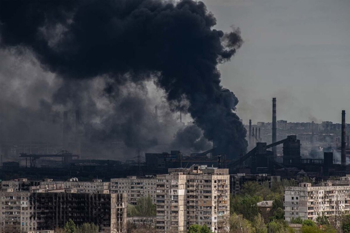 Fumo negro sobre edifícios em Mariupol, Ucrânia