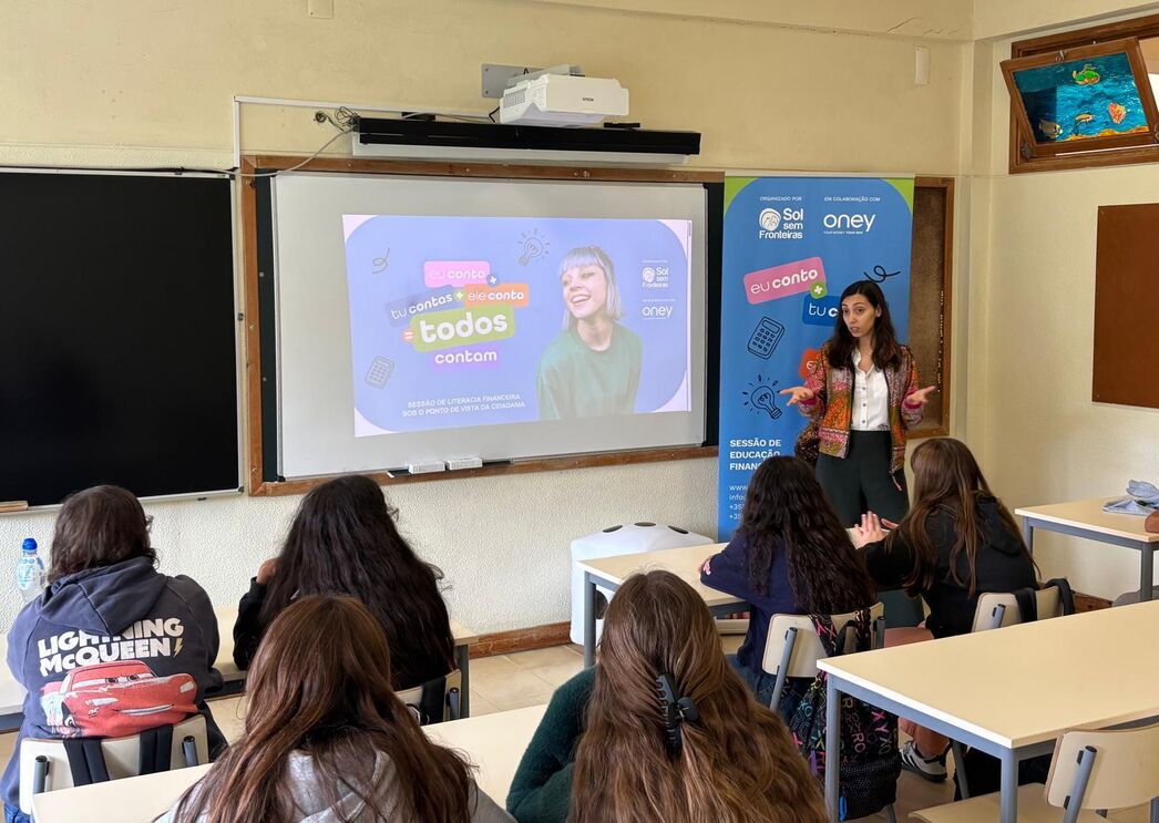 Sessão de literacia financeira para alunos com OneY e Sol Sem Fronteiras