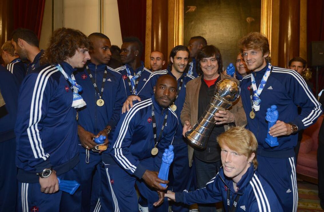 Luís Represas com a equipa do Belenenses que venceu a 2.ª Liga em 2012/13