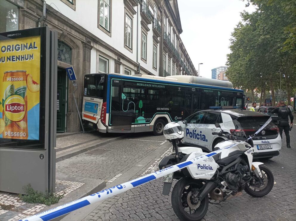 Autocarro sem condutor choca contra edifício no Porto