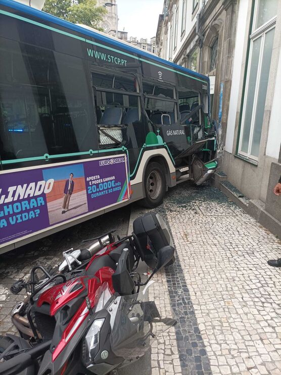 Autocarro sem condutor choca contra edifício no Porto