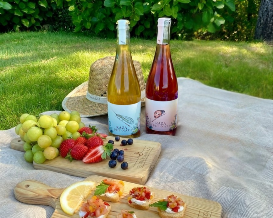 Os pét-nats branco e rosé da Quinta da Raza, no Douro, combinam com um  piquenique de verão (€8)