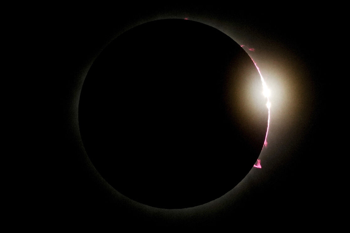 À medida que a lua vai cobrindo o sol, será visível o Anel de Diamante de Baily