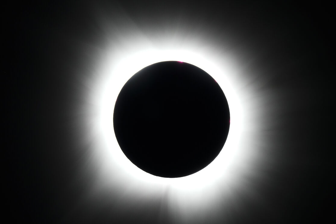À medida que a lua vai cobrindo o sol, será visível a Coroa Solar