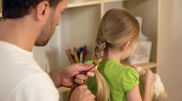 <![CDATA[ Com mãos nas tranças, pais aprendem a pentear as filhas ]]>