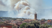<![CDATA[ Incêndio de grandes dimensões alastra na Costa Brava e obriga milhares a permanecer em casa ]]>