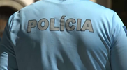 <![CDATA[ Homem corta pulseira que o mantinha em domiciliária para chegar a vítima e é impedido pela PSP ]]>