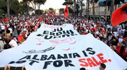 <![CDATA[ Protestos voltam a reunir milhares nas ruas de Tirana, na Albânia ]]>