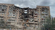 <![CDATA[ Ataque russo destrói edifício residencial em Kiev ]]>