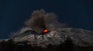 <![CDATA[ Emissão de cinzas do vulcão Etna continua a perturbar ligações aéreas na Sicília ]]>