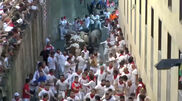 <![CDATA[ Primeira corrida de touros de San Fermín enche ruas de Pamplona ]]>