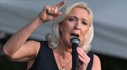 <![CDATA[ Marine Le Pen mantém aberta a porta do Eliseu após decisão do Tribunal de Recurso diminuir a pena ]]>