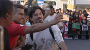 <![CDATA[ Autógrafos e 'selfies': Seleção Nacional recebida por fãs no aeroporto de Lisboa ]]>