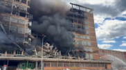 <![CDATA[ O momento em que violento incêndio provoca o colapso parcial de um edifício na República Checa ]]>
