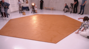 <![CDATA[ Museu cobre chão com 360 quilos de manteiga de amendoim em homenagem a artista ]]>